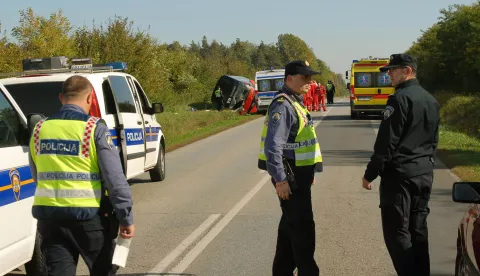 Slavonski Brod/ Vranovci, 12.10.2017 - U prometnoj nesreći kod mjesta Vranovci, pet kilometara istočno od Slavonskog Broda, dogodila se prometna nesreća u kojoj je život izgubila jedna osoba. Vozač osobnog automobila preminuo je na mjestu nesreće nakon sudara s autobusom koji je vozio učenike osnovne škole iz Slavonskog Šamca. Na slici očevid.foto HINA/ ik